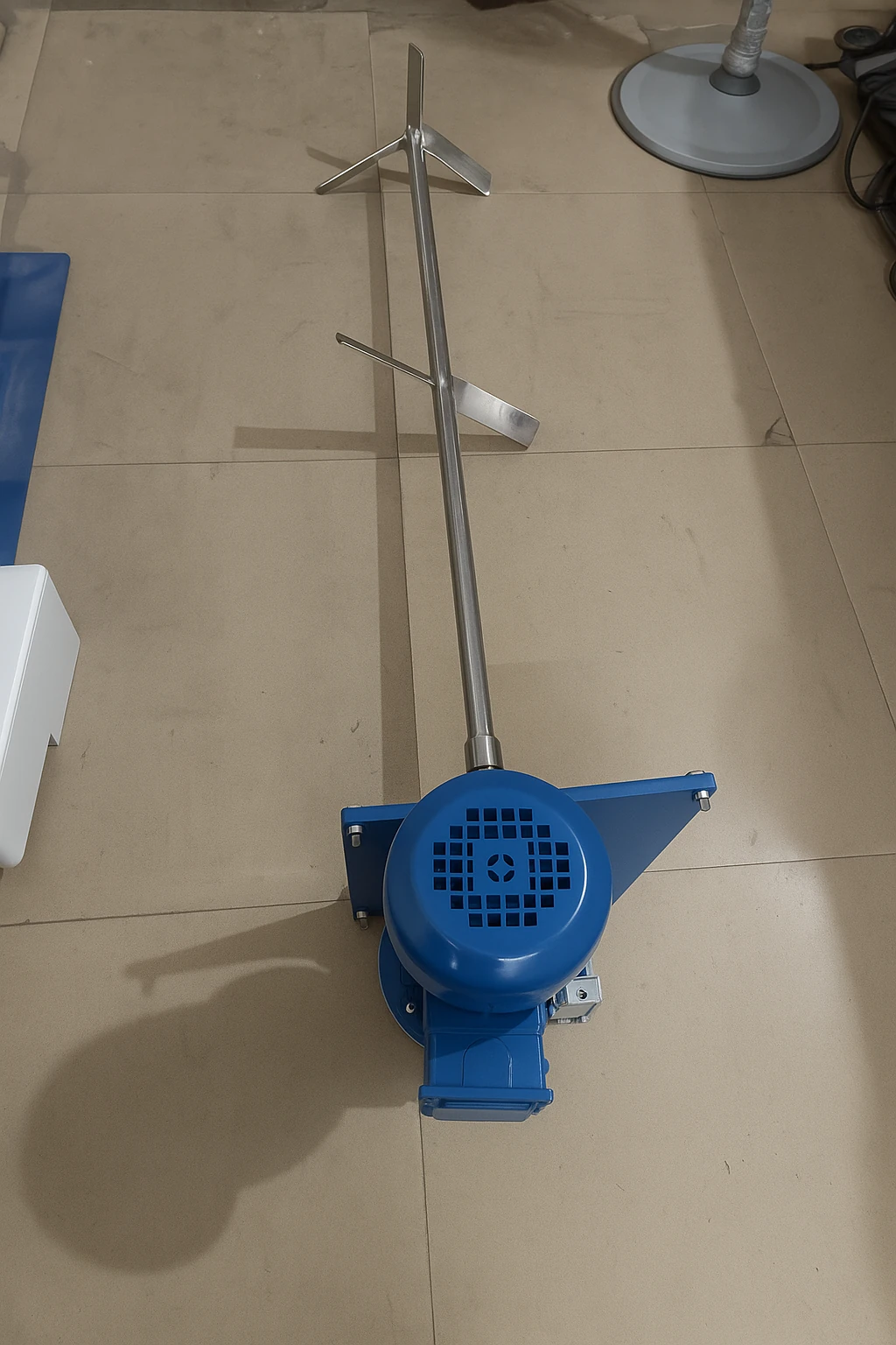 Stainless-steel industrial stirrer with PBT impeller and VFD drive