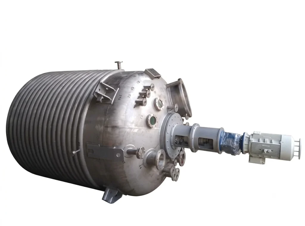 Horizontal chemical process reactor with external limpet coil and side-mounted agitator